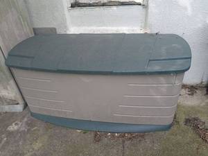 lot 5024 image: Rubbermaid Deck Box Storage Container Green Lid 23 55x25