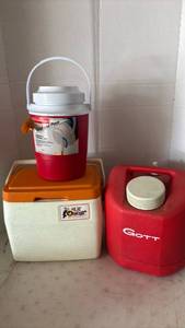 lot 4225 image: 2 Coolers Lil Oscar by Coleman and Gott Thermal Jug