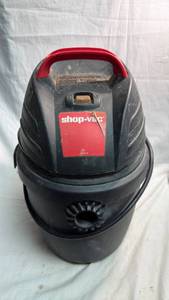 lot 74 image: Shop-Vac 2.5 Gallon 9.4 L Wet Dry Vacuum 90585064911