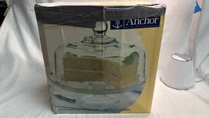 lot 76 image: Anchor Hocking Savannah 2 Piece Pedestal Cake Plate with Dome 12 inch