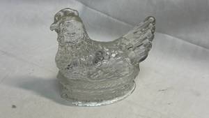 lot 109 image: Glass Hen Figurine