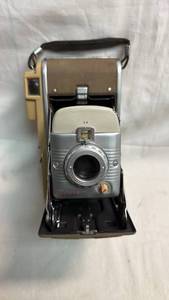 lot 110 image: Polaroid Highlander Land Camera - Model 80A