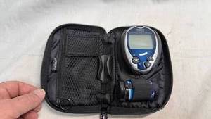 lot 137 image: OneTouch Glucose Meter with Lancing Device and Carrying Case