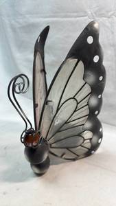 lot 164 image: Solar Powered Butterfly Garden Decorative Light