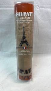 lot 168 image: Silpat U.S. Half Size Non-Stick Baking Mat 11 58 x 16 12 AE420295-07