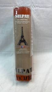 lot 188 image: Silpat U.S. Half Size Non-Stick Baking Mat 11 58 x 16 12 Inch
