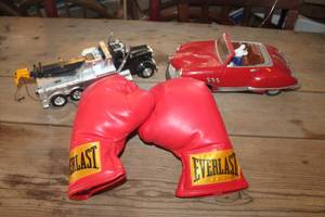 lot 1879 image: Childs Everlast Boxing Gloves and More
