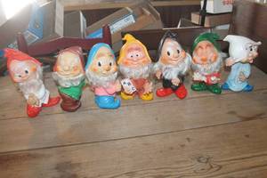 lot 1880 image: Vintage Rubber Toy Disney 7 Snow Whites Dwarfs