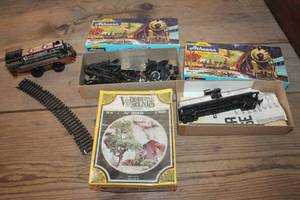 lot 1882 image: Vtg. Toy Train Cars, Parts & More