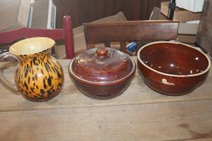 lot 1895 image: Vtg. Mar-Crest Bean Pot, Crock Bowl & More