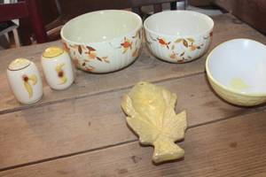 lot 1910 image: Vintage Halls Jewel Tea Bowls and More