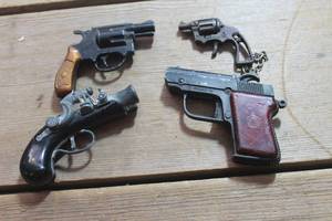 lot 1914 image: Vintage Cap Guns and Keychain