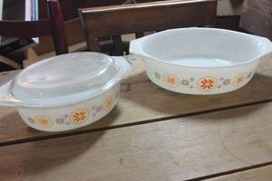lot 1916 image: Vintage Pyrex Town & Country Casserole Dishes no chipscracks