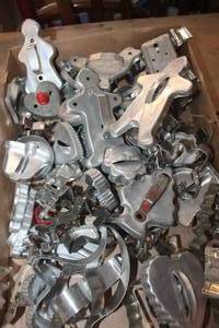 lot 1936 image: Large Flat of Vintage Cookie Cutters