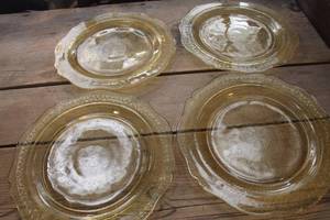 lot 1939 image: Vintage Yellow Federal Glass Plates a couple of chips