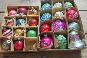 lot 1953 image: Vintage Shiny Brite Ornaments and More