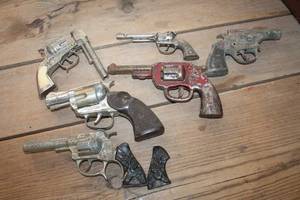 lot 1962 image: Vintage Toy Cap Guns