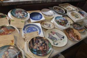 lot 1966 image: Large Lot of Vintage Dcor Collector Plates