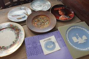 lot 1968 image: Vintage Christmas Dcor Collector Plates