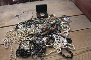 lot 1986 image: Misc. Necklaces, Locket and More