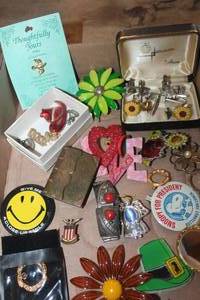 lot 1988 image: Vintage Cuff Links and More