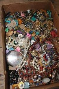 lot 1989 image: Large Lot of Misc. Vintage Jewelry