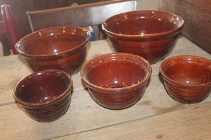 lot 2041 image: Vintage Mar-Crest Bowls and More