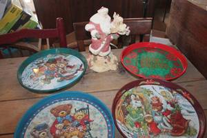 lot 2046 image: Like New Metal Christmas Serving Trays & Santa