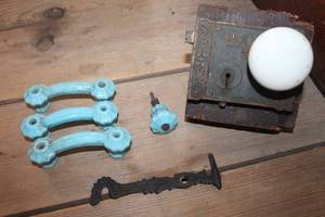 lot 2047 image: Vintage Drawer Pulls and More