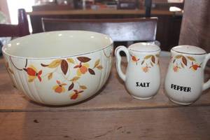 lot 2059 image: Vintage Halls Jewel Tea Bowls and More