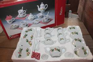 lot 2075 image: Vintage Christmas Childs Tea Set IOB