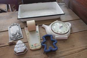 lot 2084 image: Vtg. Enamelware Pan and More