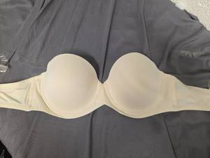 lot 853 image: 34D Bra With Clear Straps - Retail $0