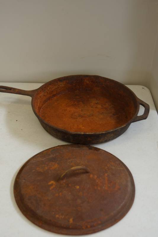 lot 17 image: 12 inch Cast iron Skillet- With BONUS LID
