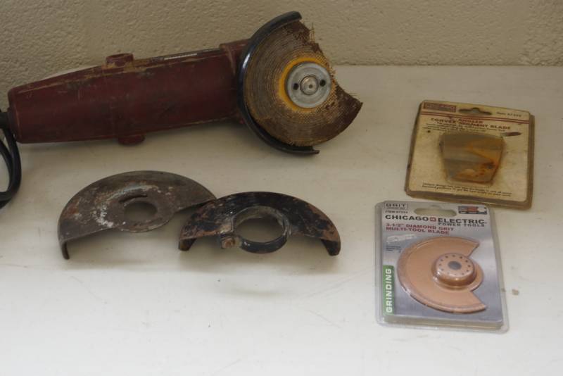 lot 19 image: Angle Grinder With Extra Cutting Wheels