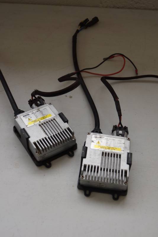 lot 23 image: Electronic Control lot of 2  XENON Bulbs- Automotive