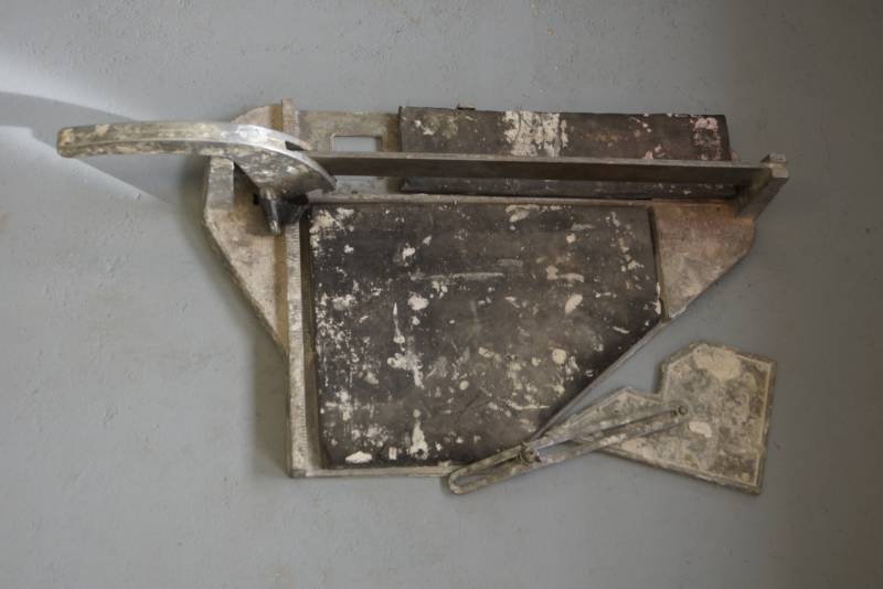 lot 27 image: Tile Cutter- Flooring Tool