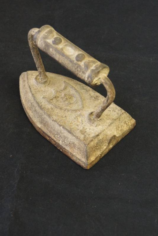 lot 78 image: Antique Sad Iron   Bid and make it a Happy Iron