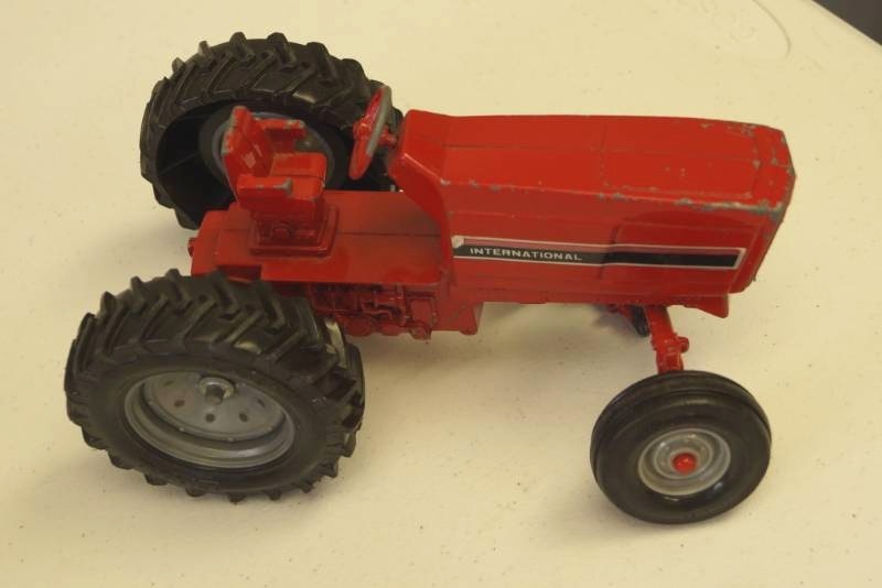 lot 79 image: USA Made ERTL Tractor- International RED