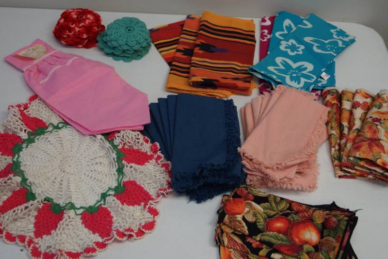 lot 91 image: Vintage Doily and Napkin Lot