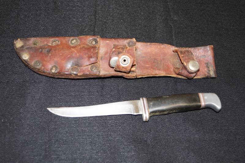 lot 95 image: Buck Hunter Bowie Knife and Leather Sheath