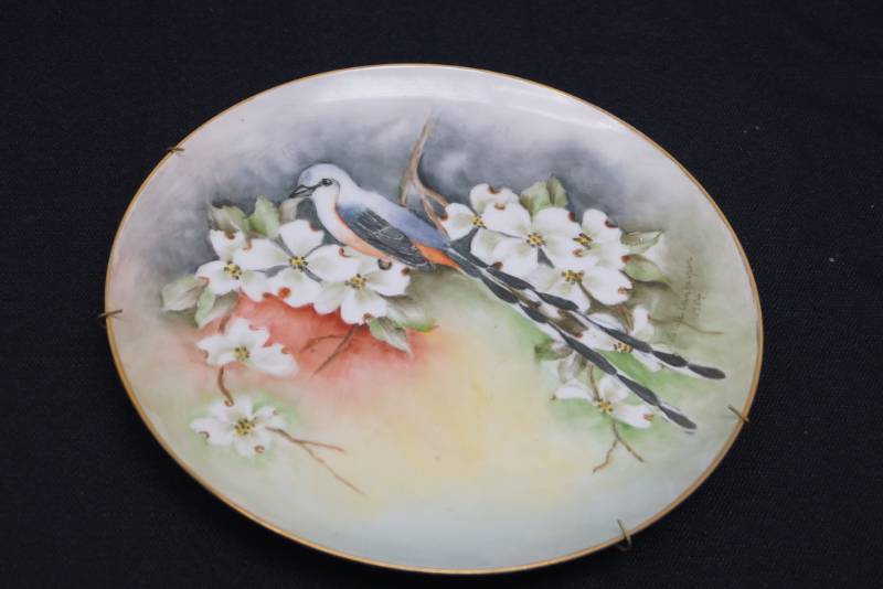 lot 107 image: Ornate and Pretty Bird Themed Collector Plate