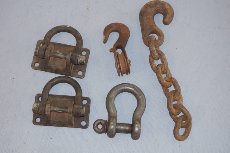 lot 126 image: Shackles and Hook Lot-  Heavy Duty- 5 Pieces