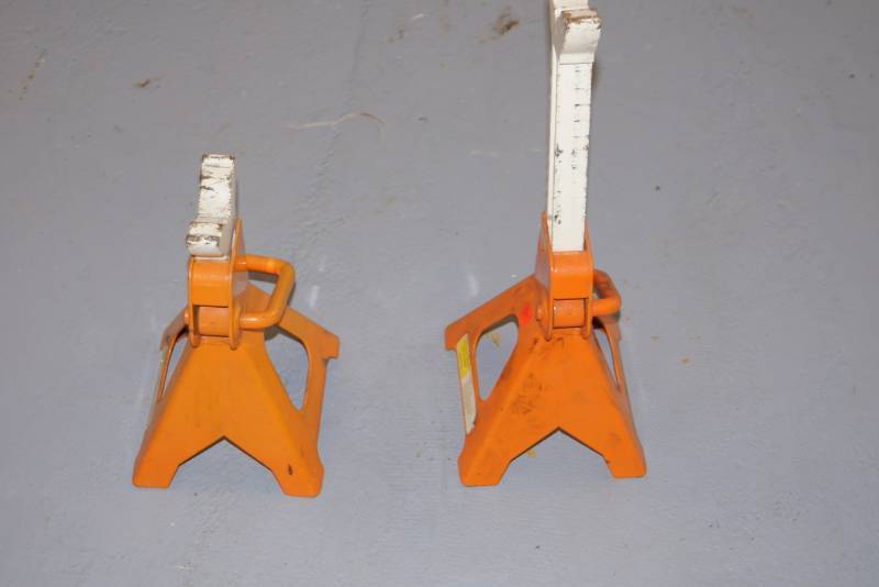 lot 132 image: Adjustable Jack Stand Pair