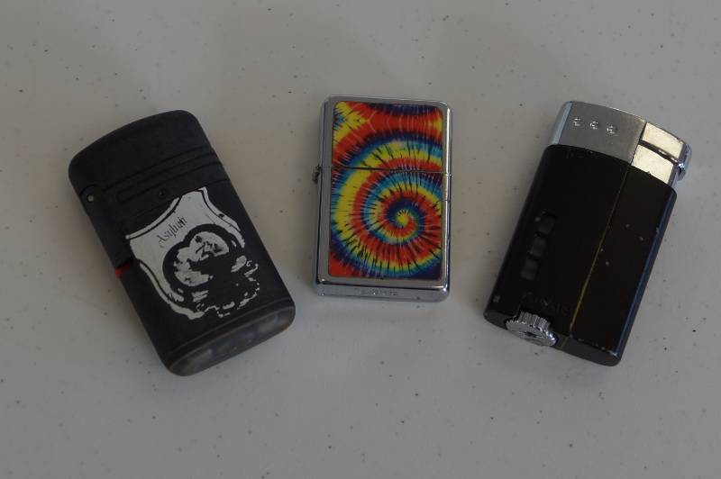 lot 152 image: 3 Vintage Lighters