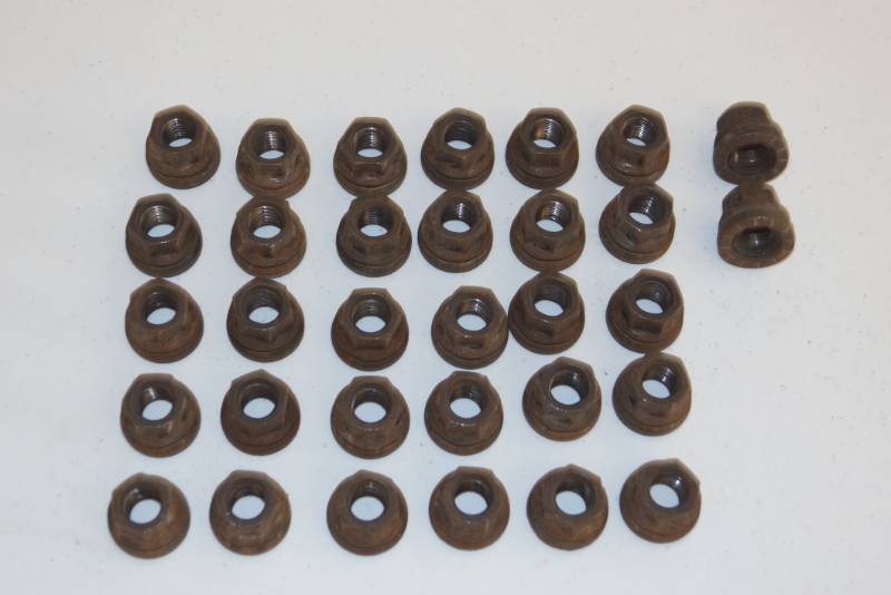 lot 199 image: F250 Stock OEM Ford Lugnuts 4x8 32 Total