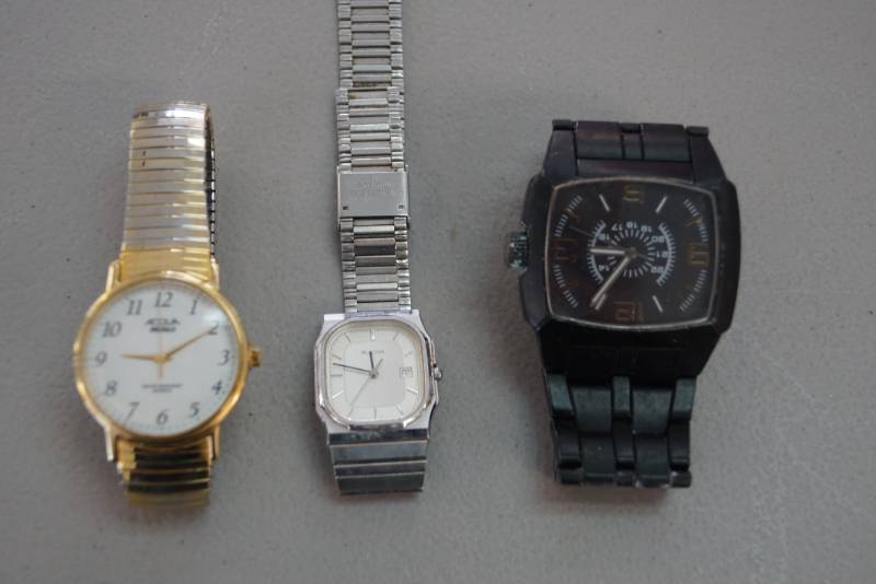 lot 219 image: Lot of 3 Mens Watches