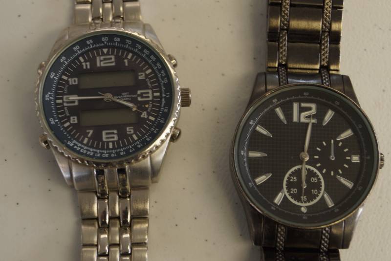 lot 220 image: Couple More Mens Wrist Watches