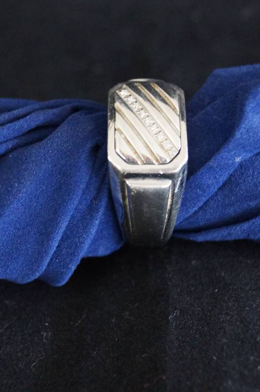 lot 233 image: Check This Cool Mens Ring Out- Reversible DAD