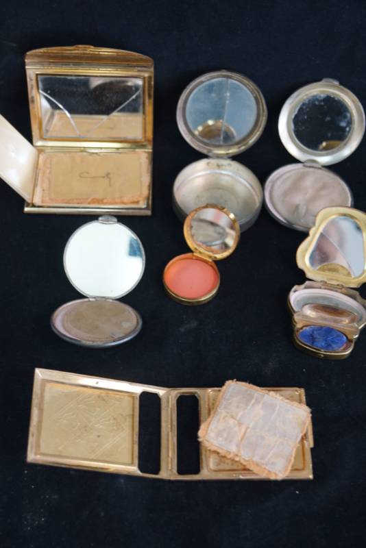lot 234 image: Big Lot of Vintage Compacts- Womans Cosmetic Cases
